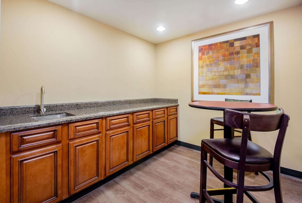La Quinta Inn & Suites by Wyndham Bel Air/I-95 Exit 77A 34/44