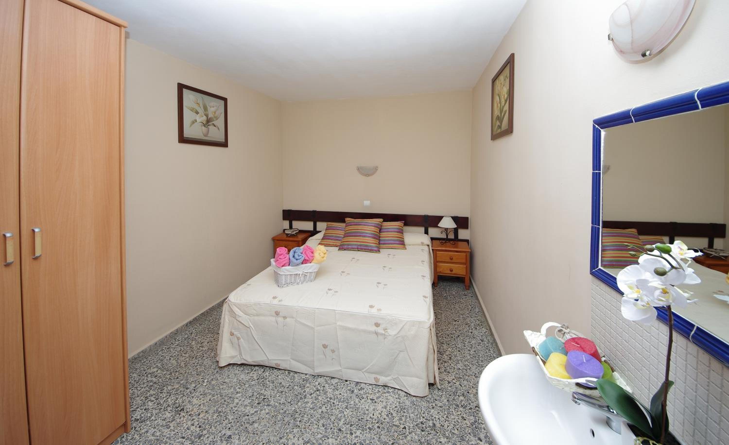 Room, Single, Shared Bathroom