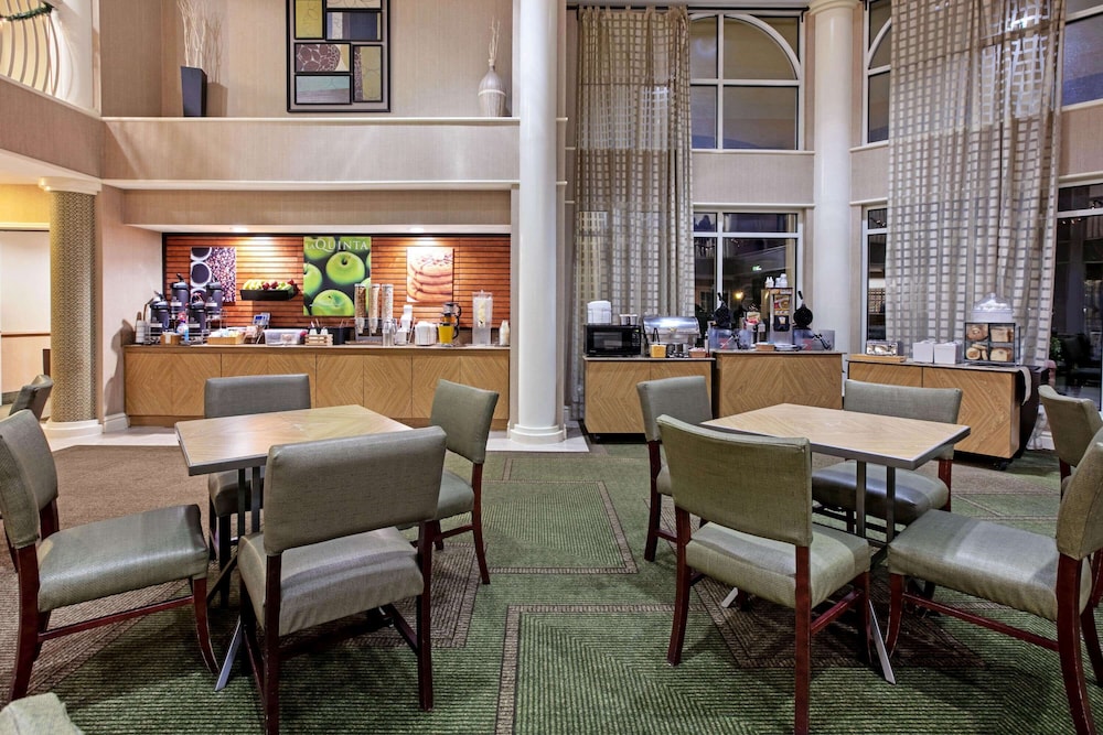 La Quinta Inn & Suites by Wyndham Dallas DFW Airport North 40/55