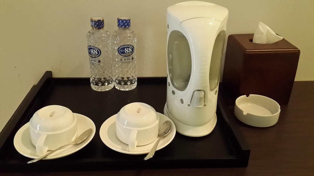 V HOTEL JAKARTA 40/45