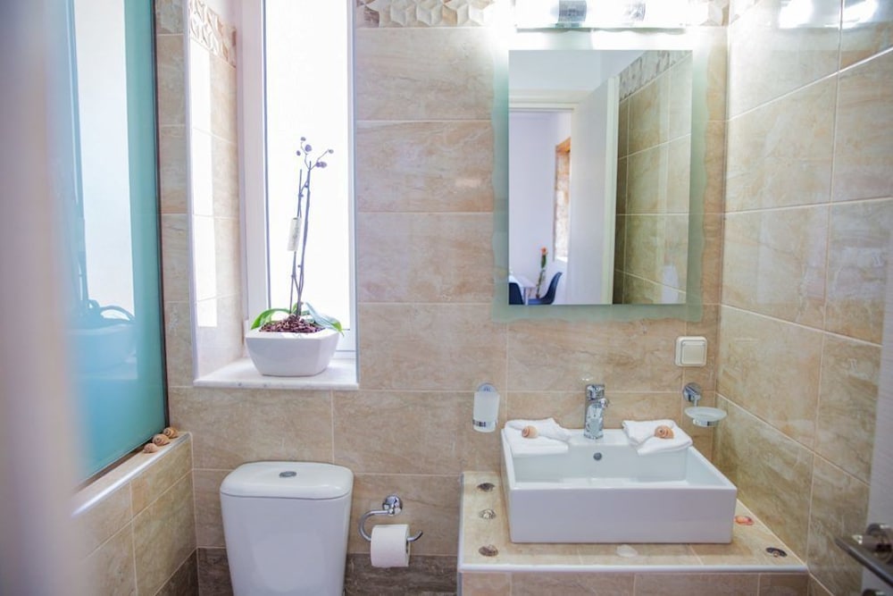 G&K Stone Suites 20/21