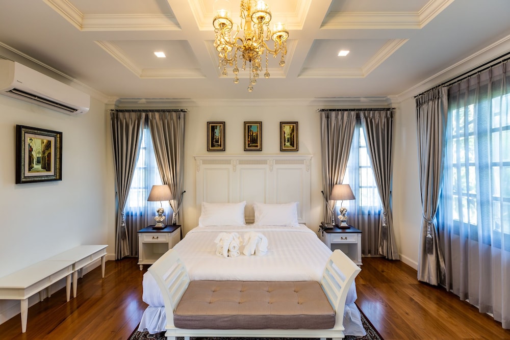 1 Bedroom, Luxury, King Bed, Pool View