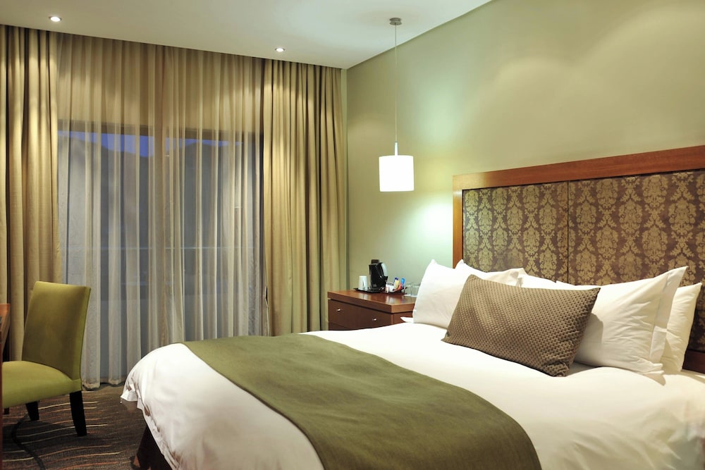 غرفة ديلوكس بسرير كينج بإطلالة على الجبل، Protea Hotel Clarens 2/8