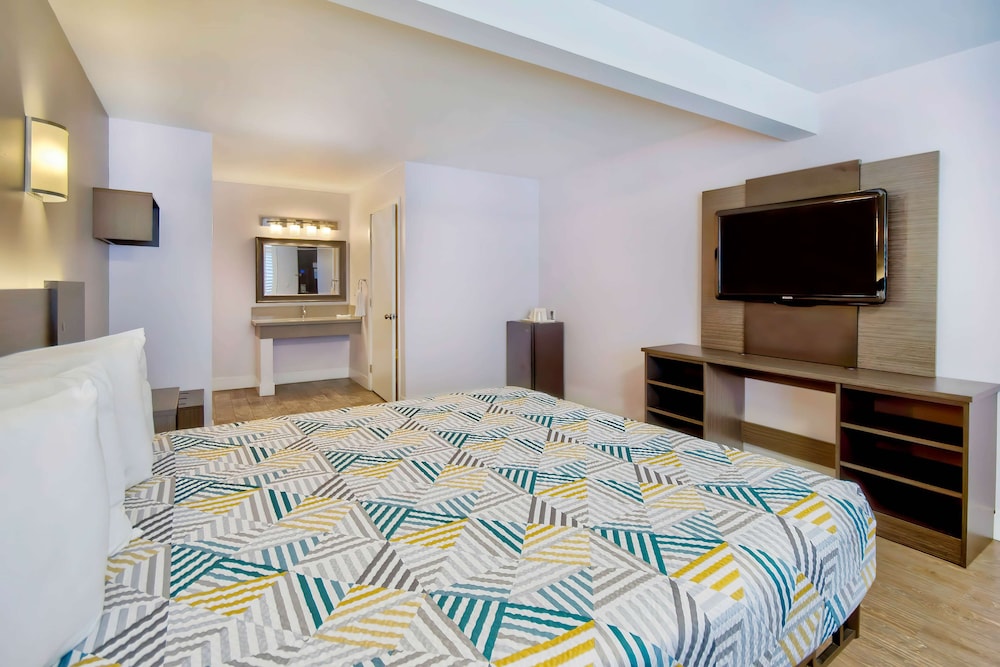 Motel6 Inglewood, CA 43/54