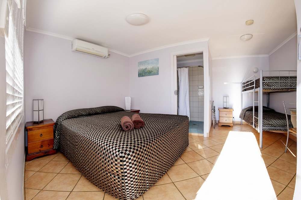 BALI HI MOTEL 25/49