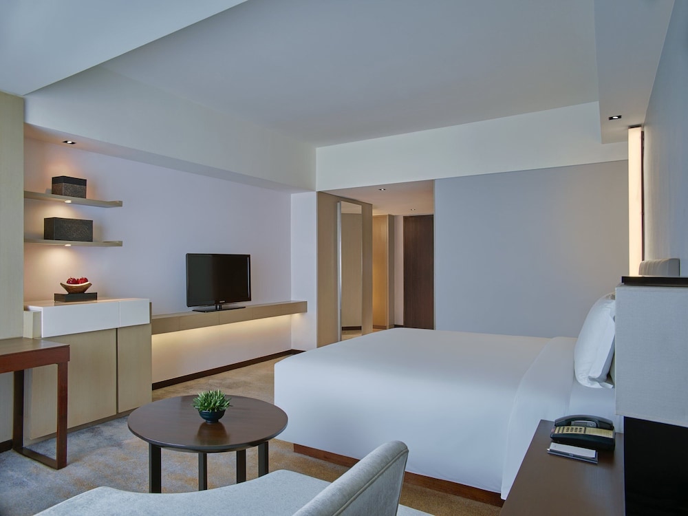 New World Makati Hotel 14/47
