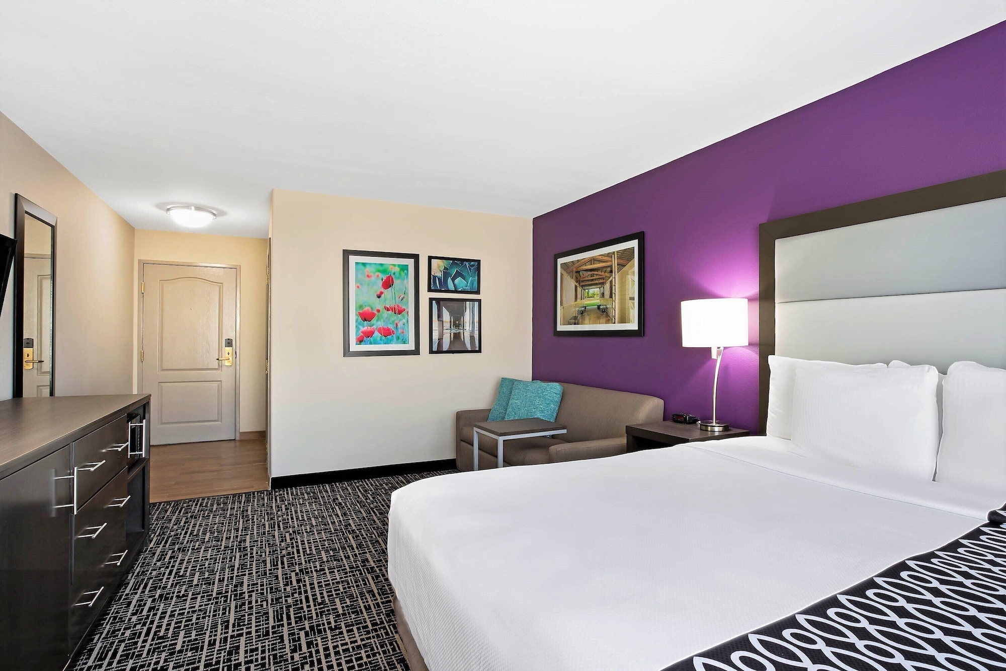 DELUXE, KING BED