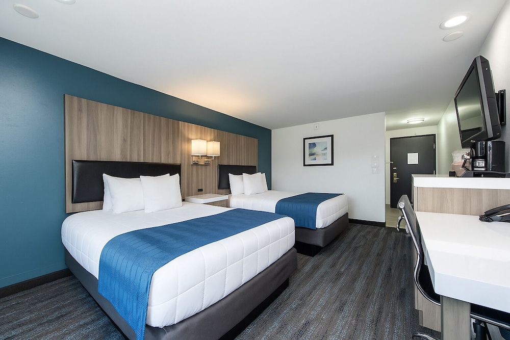 Oyster Bay Inn & Suites 32/70