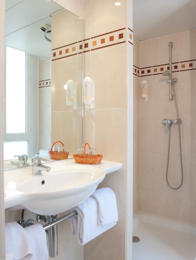 Hotel Champerret Elysees 69/70