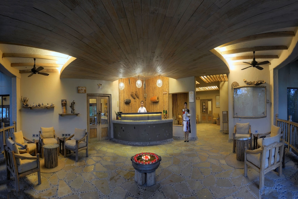 Lobby at BARAHI JUNGLE LODGE, MEGHAULI