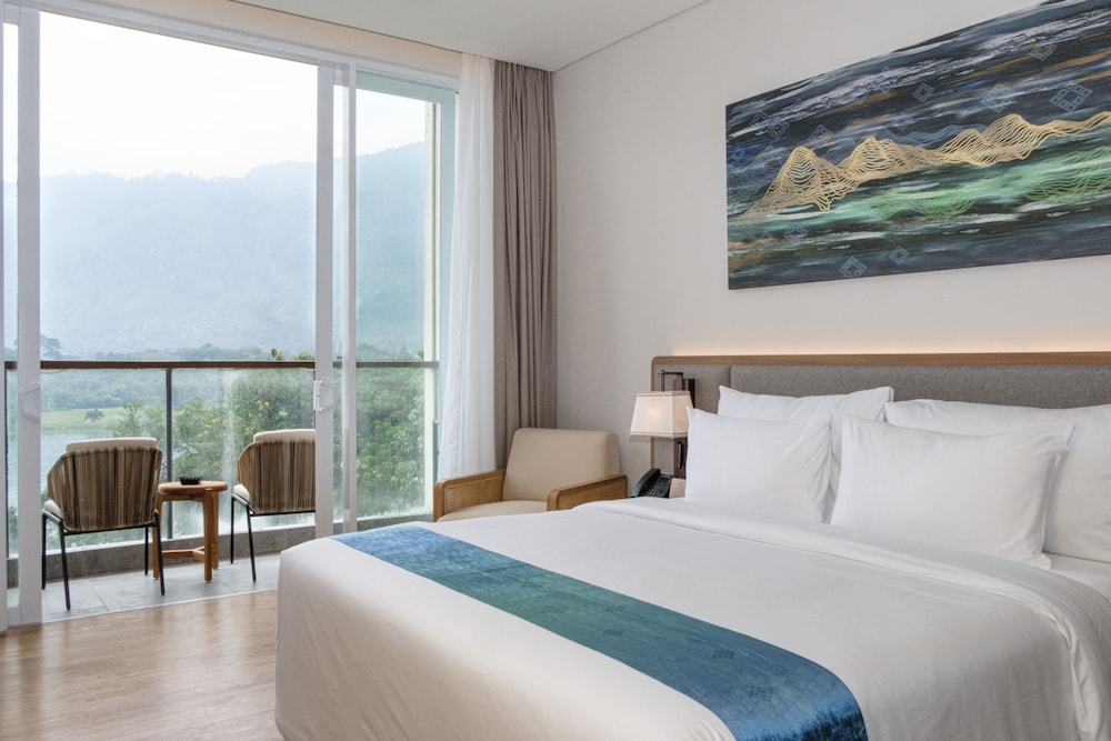 Grand, Lake, Deluxe, King Bed