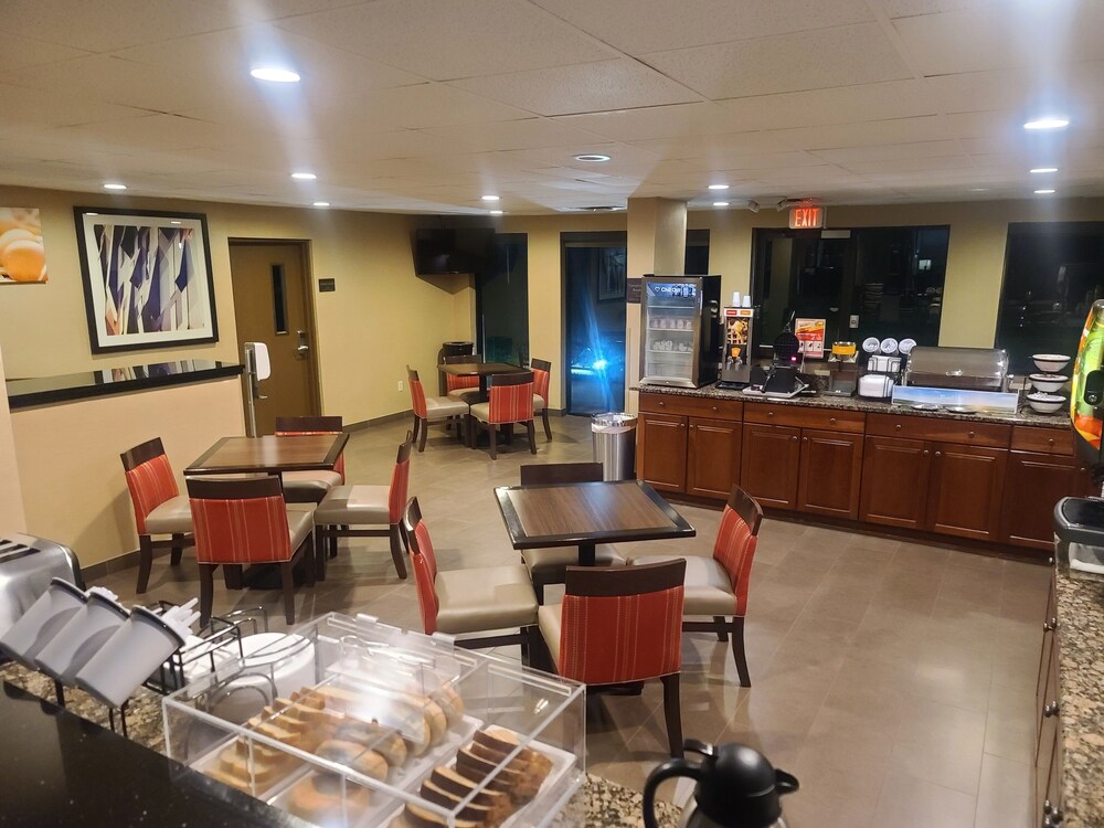 Comfort Inn & Suites Leeds I-20 13/18