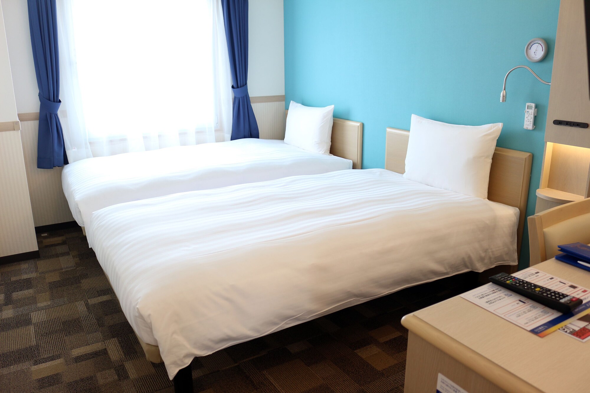ROOM, TWIN BEDS