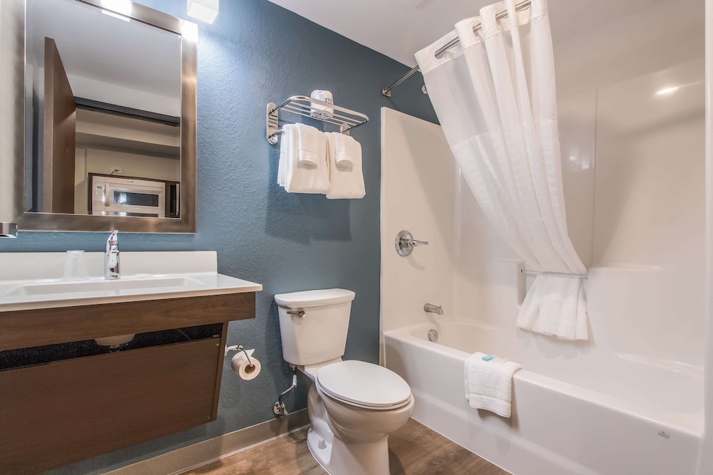 WoodSpring Suites Doral Miami Airport 12/51