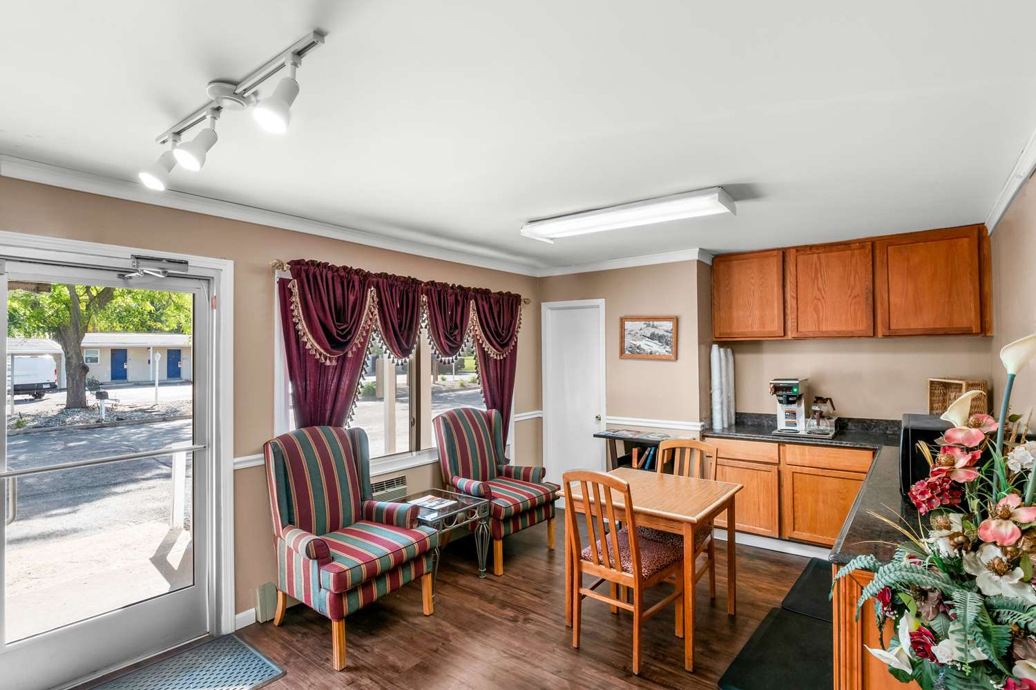 Americas Best Value Inn Jonesville/Hillsdale 4/37
