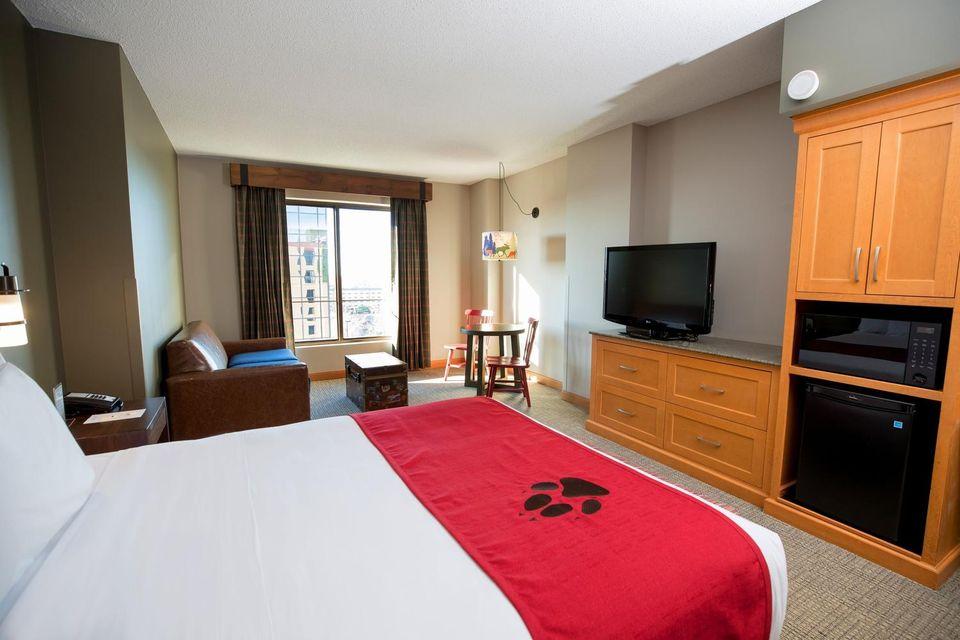 Deluxe, Studio, Suite