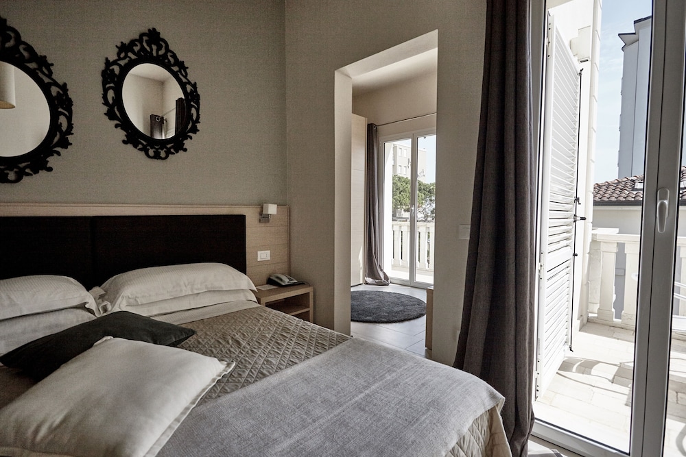 Rouge Hotel International 14/50