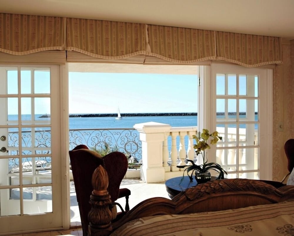 Oceanside Marina Suites 15/43