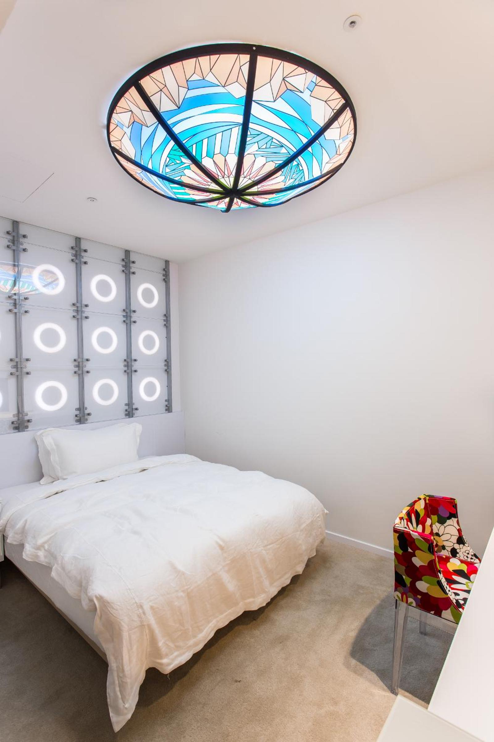 Room, Double Bed, No Window