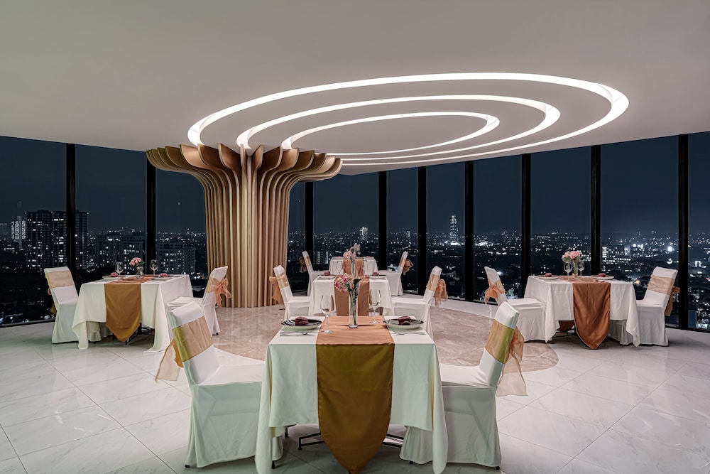 Whiz Luxe Hotel Spazio Surabaya 10/29