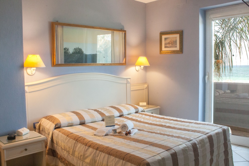 ROOM, DOUBLE OR TWIN BED