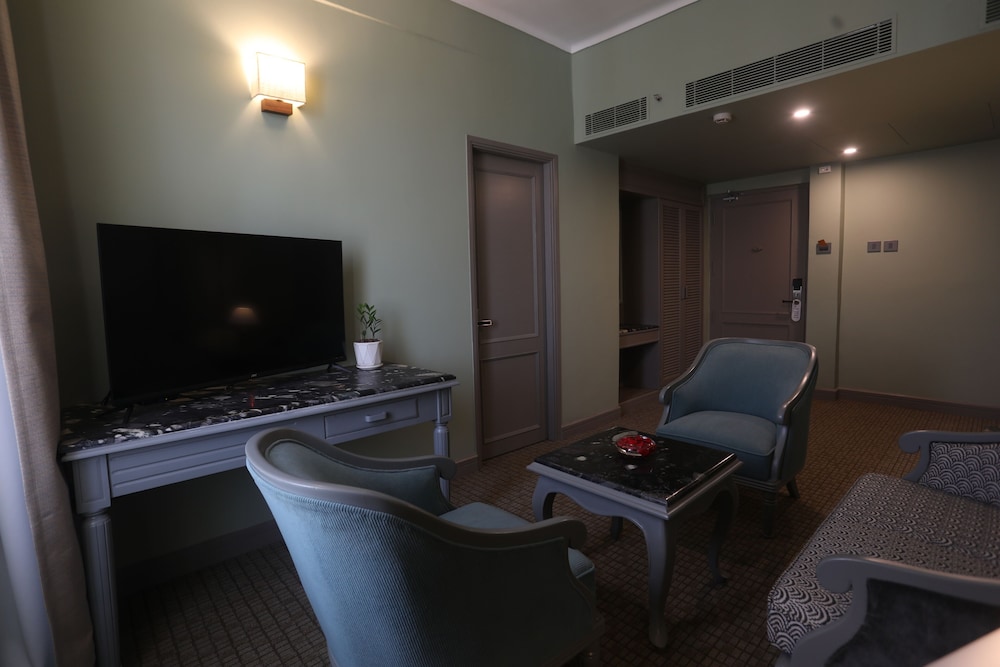THE INTERNATIONAL HOTEL 34/40
