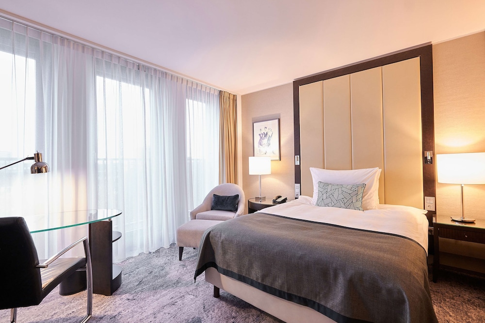 SUPERIOR, QUEEN BED