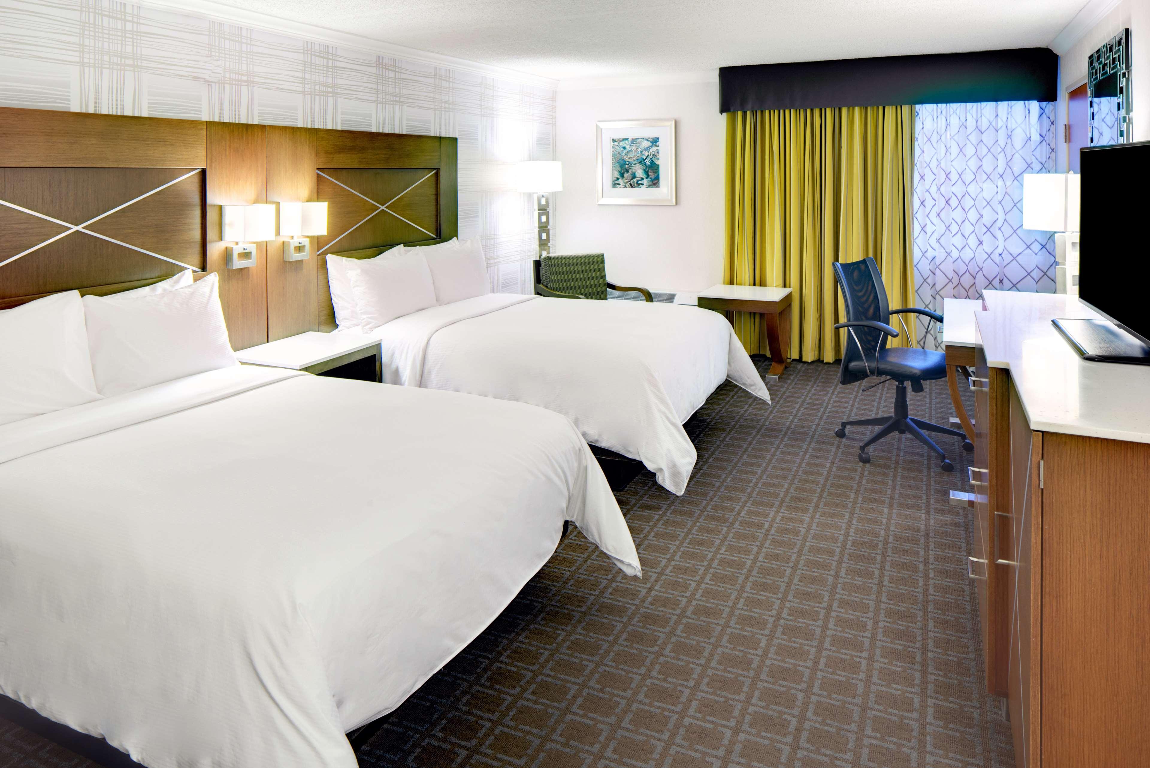 Deluxe, 2 Queen Beds, Capitol View, Top Floor