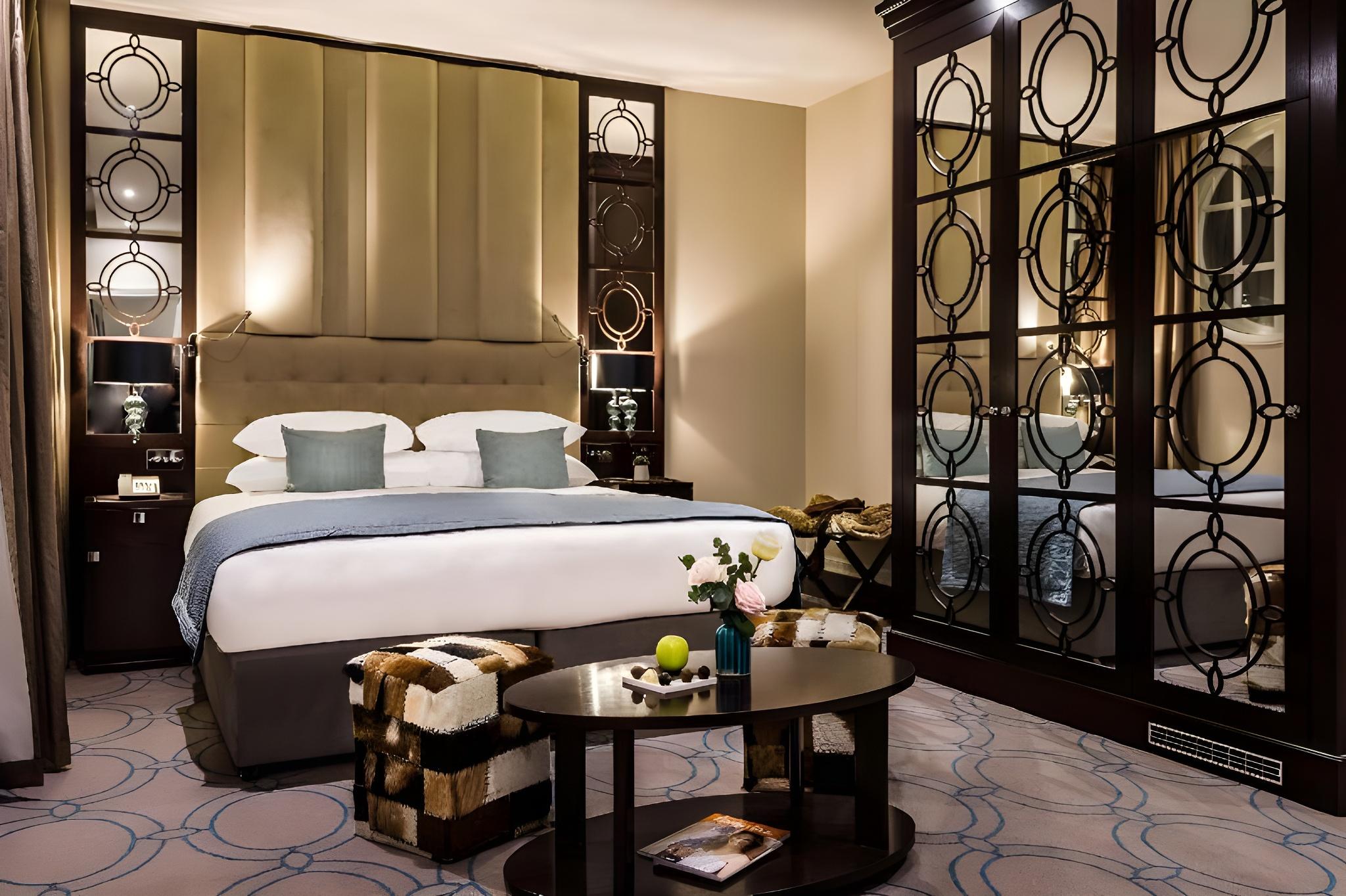 Magistrate, King Bed, Queen Bed