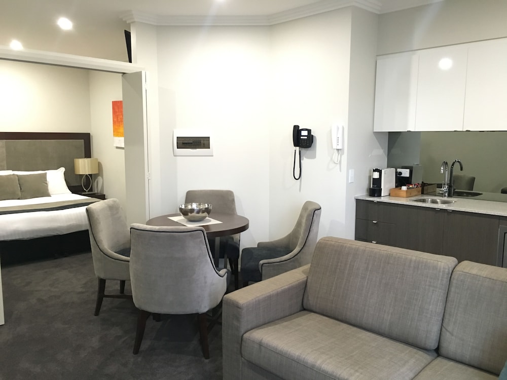 Attika Hotel 33/38