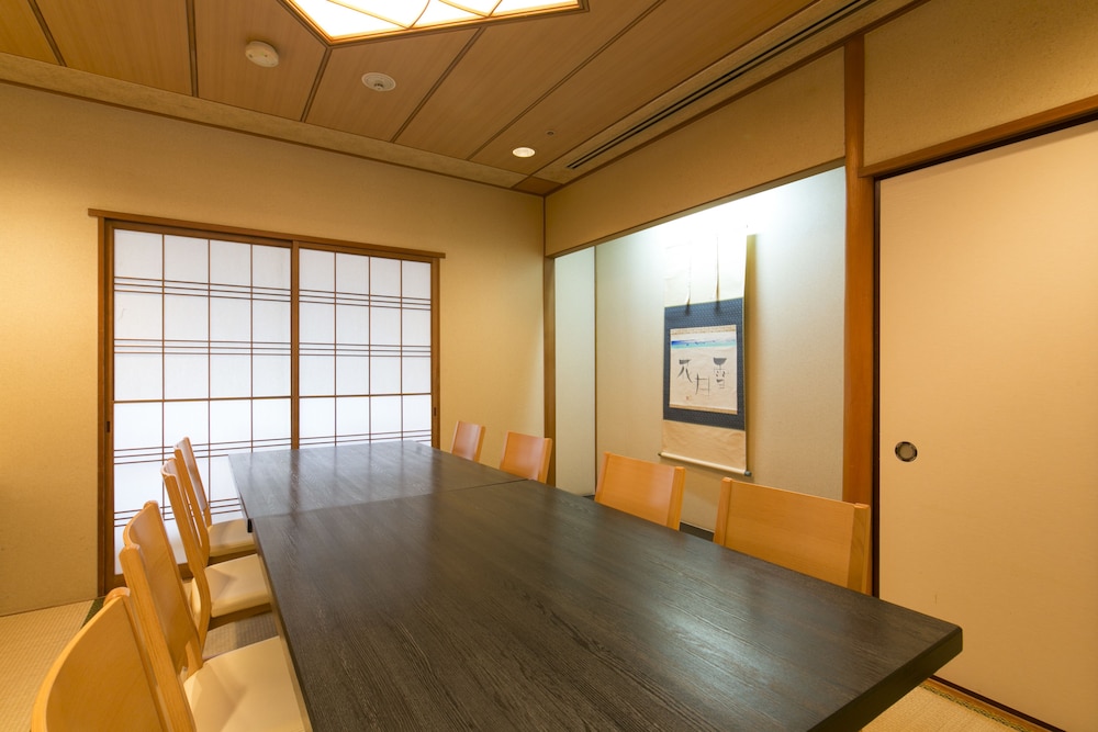 Shin Osaka Washington Hotel Plaza 34/52