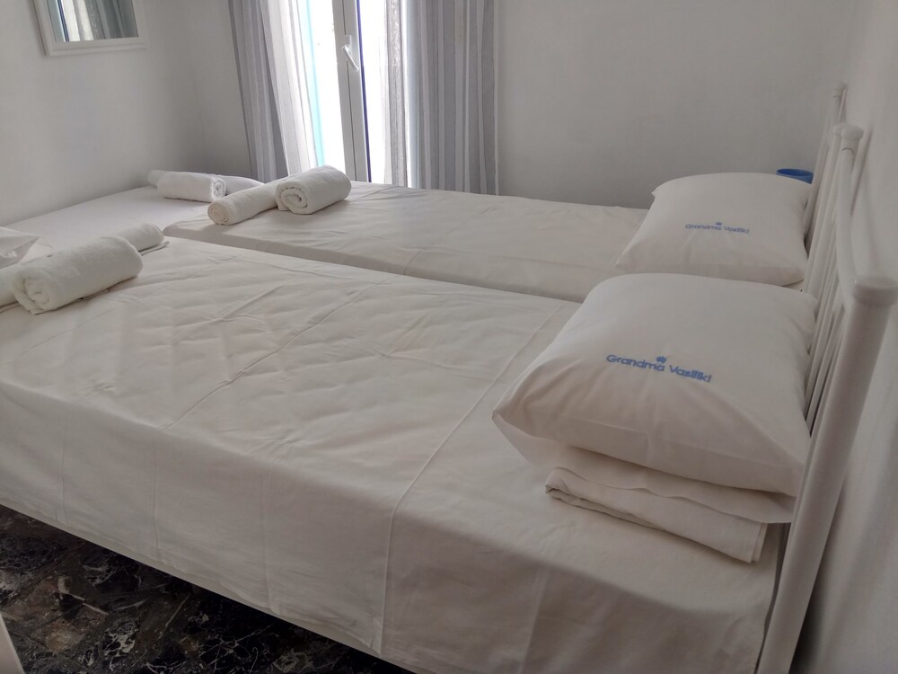 Grandma Vasiliki Rooms To Let 5/55