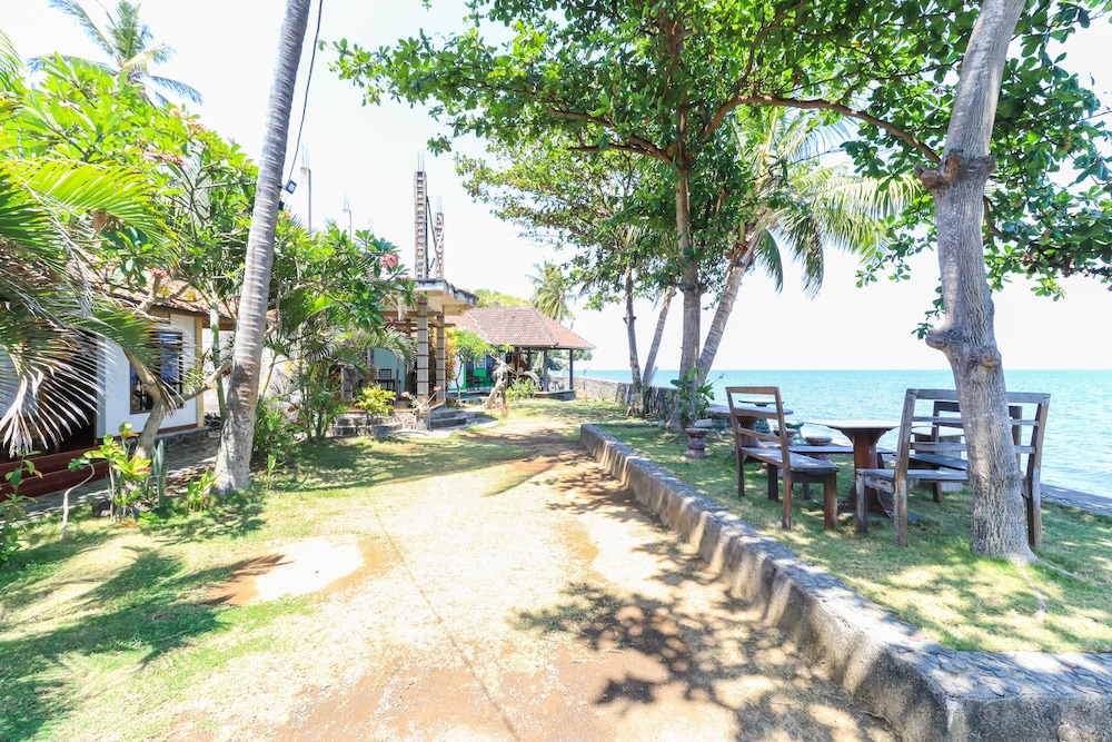 Hotel Tara Bar & Resto Air Sanih by ZUZU 46/57