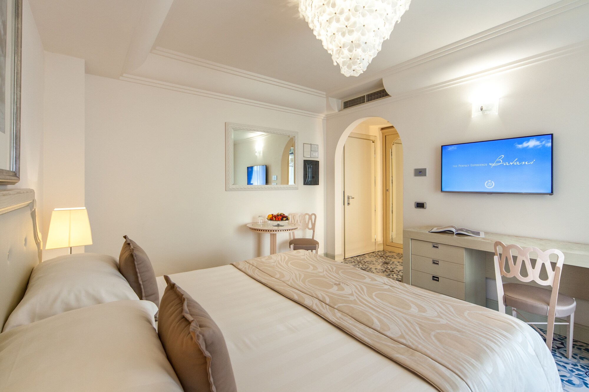 CLASSIC, TRIPLE, SEA VIEW