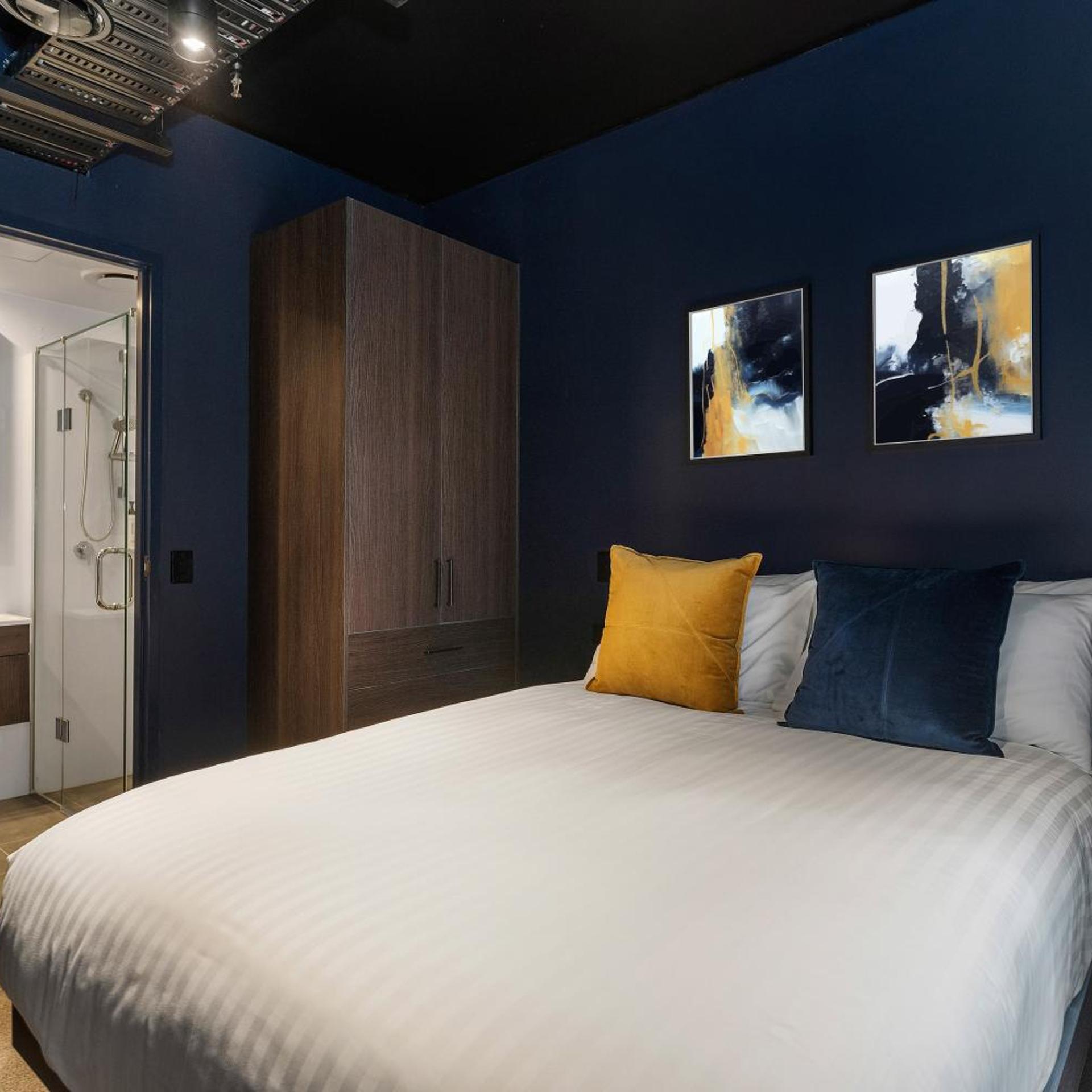2 BEDROOMS, METRO