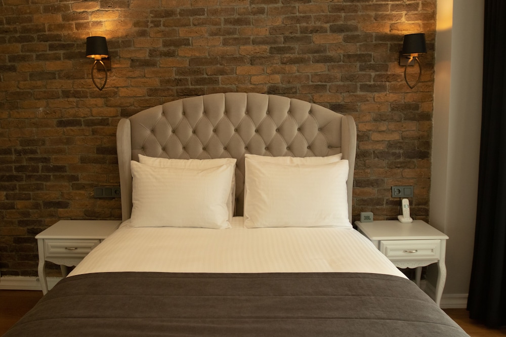 Louis Rooms 48/48