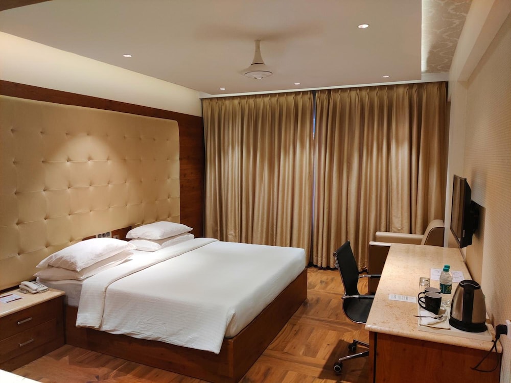 White Lotus Hotel 3/32