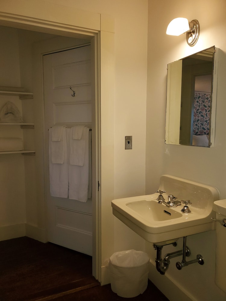 Harbourside Inn 46/50