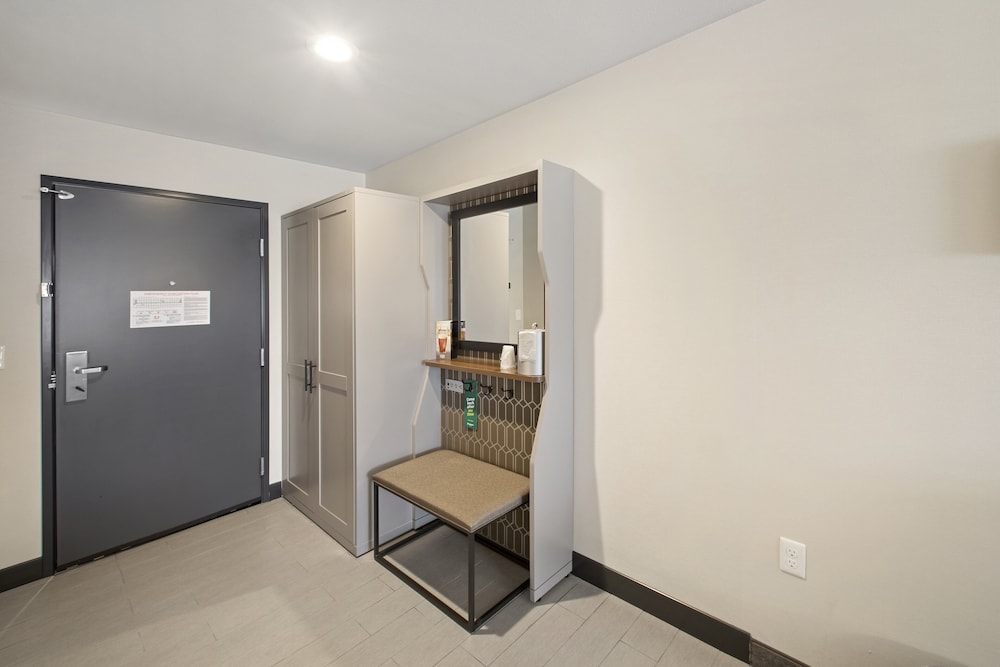 Holiday Inn Hotel Suites Decatur 20/69