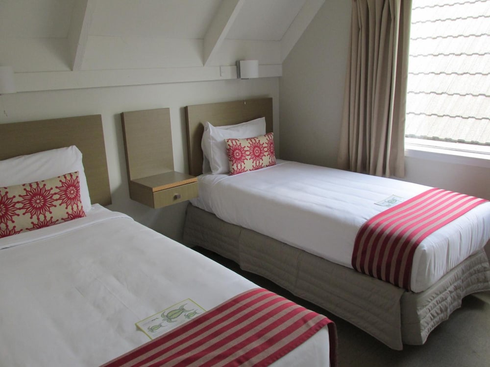 LAKE ROTORUA HOTEL 13/46