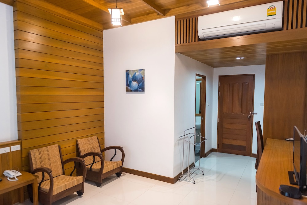 Tree Home Plus Home Stay 50/50