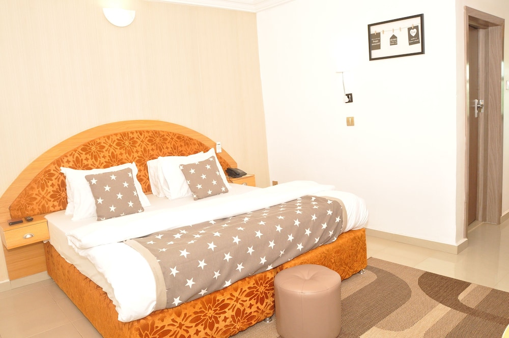 Ne-Yo Hotel And Suites 8/23