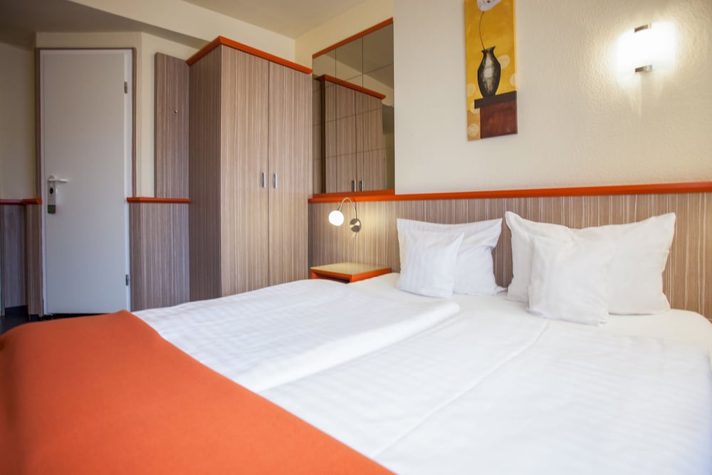 ROOM, DOUBLE BED, EXTERIOR ENTRANCE