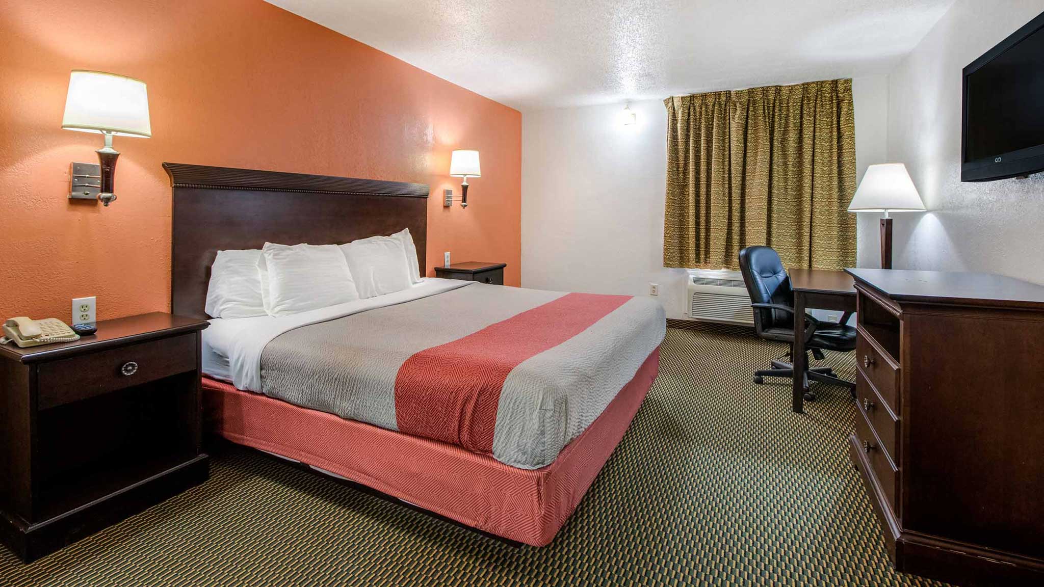 1 King Bed - Non-Smoking, Micfridge