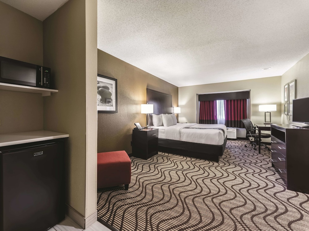 La Quinta Inn & Suites by Wyndham Collinsville - St. Louis 20/42