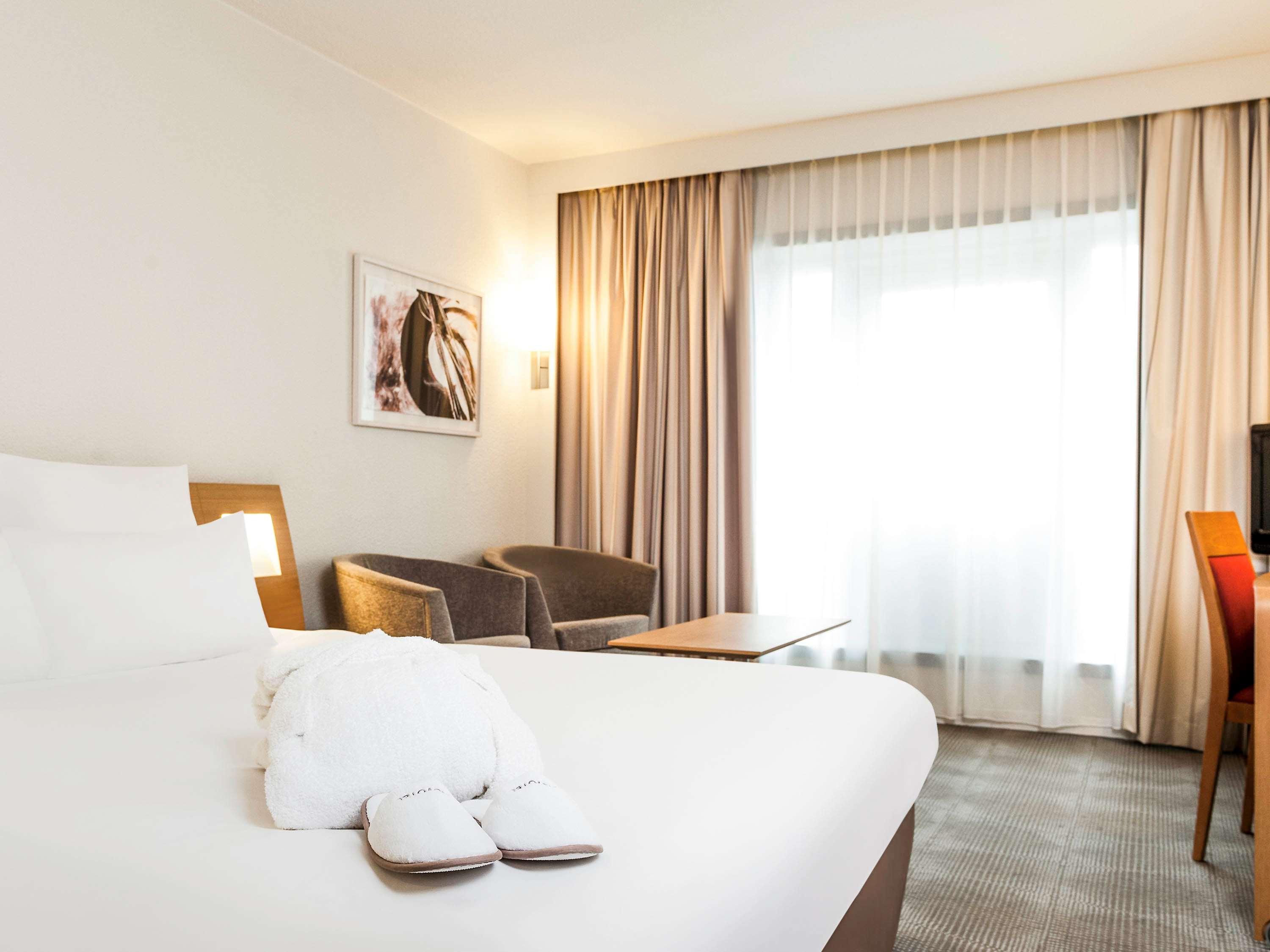 EXECUTIVE, QUEEN BED