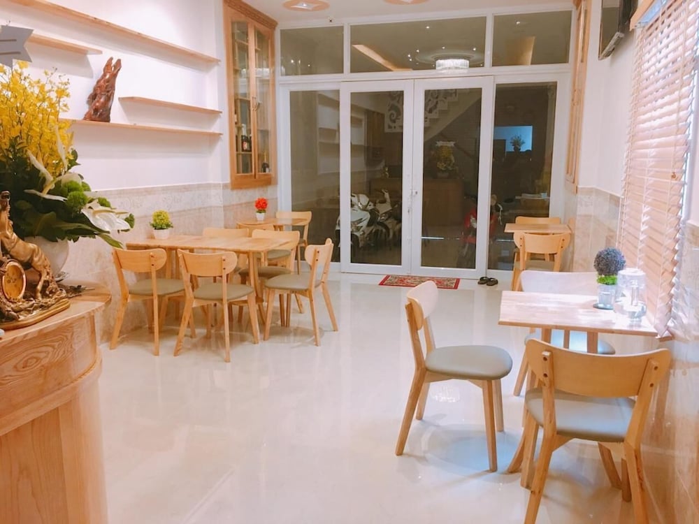 Tomorrow Hostel 25/40