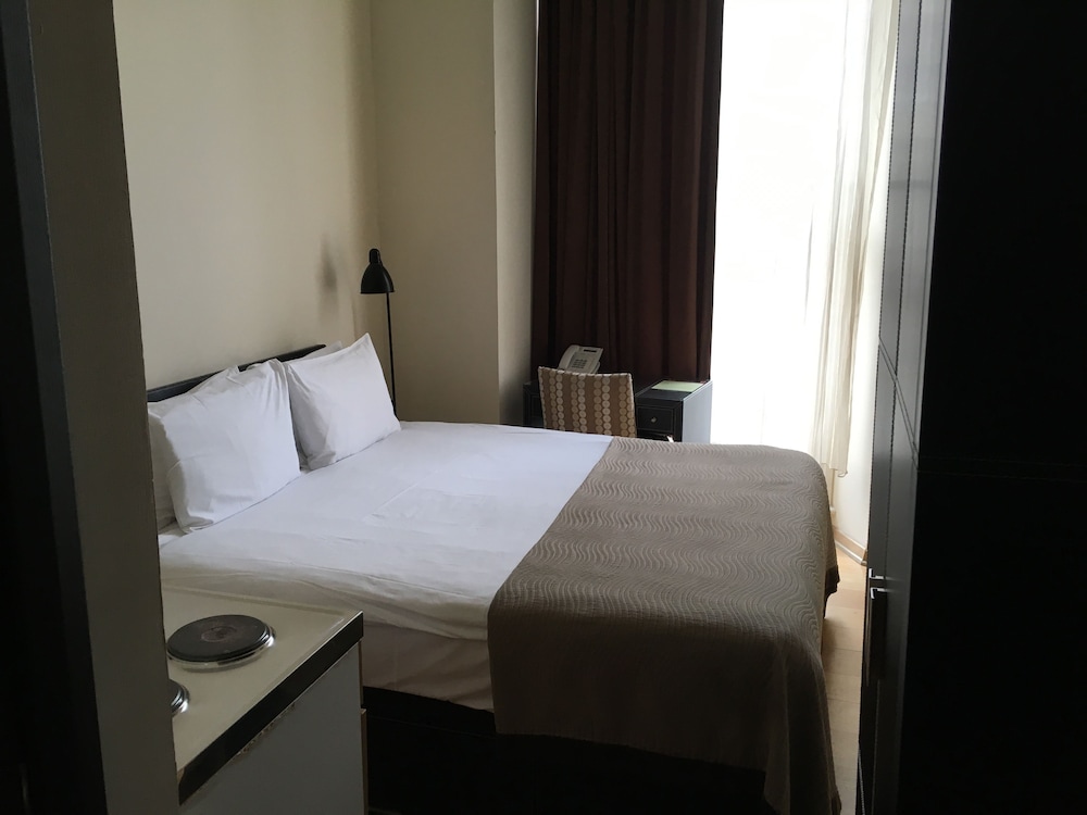 Standard, Double Bed, The Royale Chulan Hyde Park 8/10