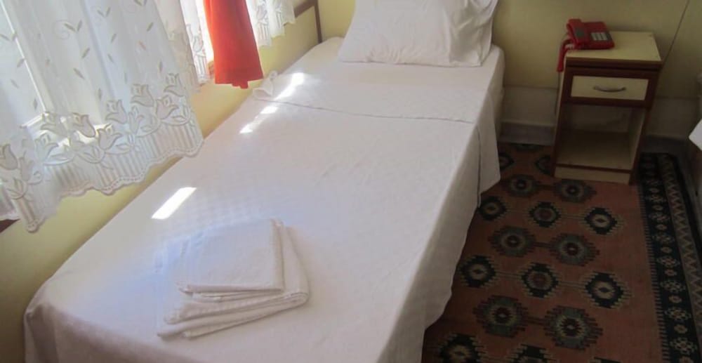 غرفة ثلاثية بسرير فردي، Red Rose Hotel 2/2