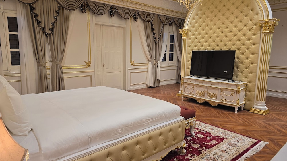 Champa, King Bed